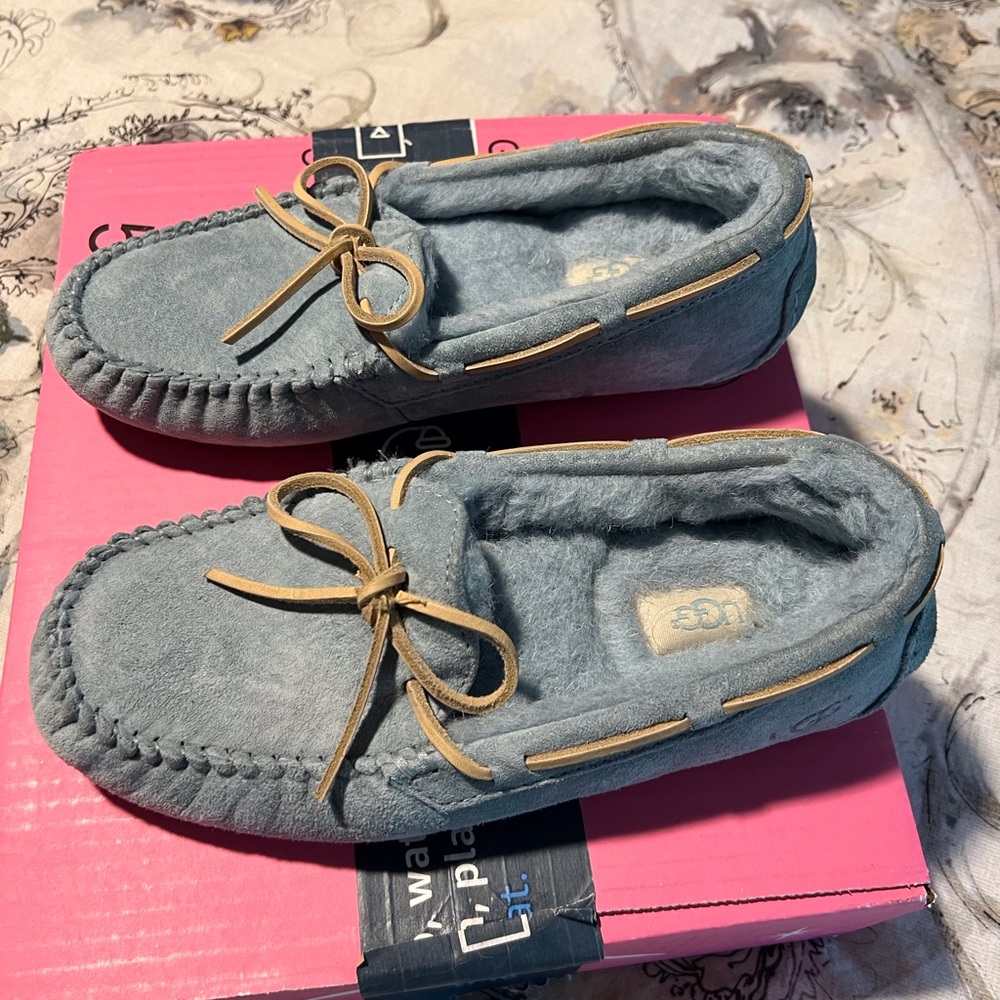Women’s UGG Slippers.